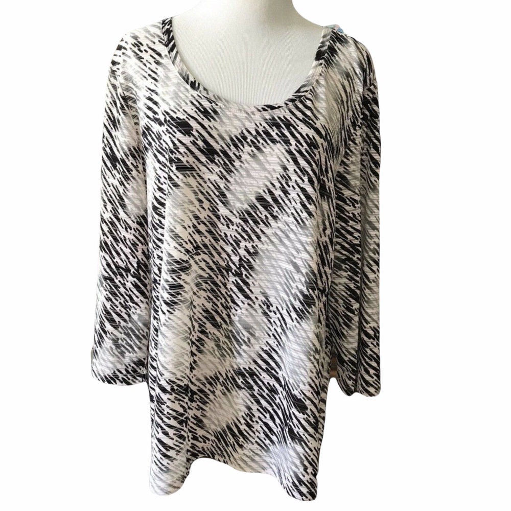 🌺 Chico's Black and White Patterned Blouse XL